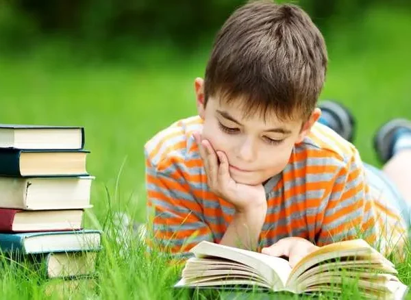 أهمية القراءة للأطفال ودورها في بناء المعرفة والمهارات منذ الصغر