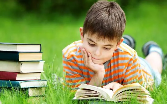 أهمية القراءة للأطفال ودورها في بناء المعرفة والمهارات منذ الصغر