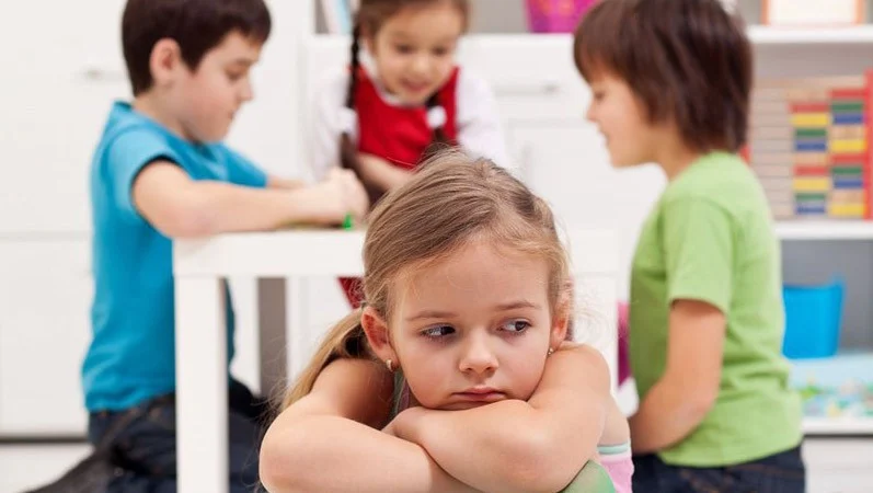 طرق علاج الانطواء عند الأطفال وكيفية التعامل مع الطفل الانطوائي