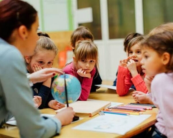 دور المدرسة والمعلم في بناء شخصية الطالب