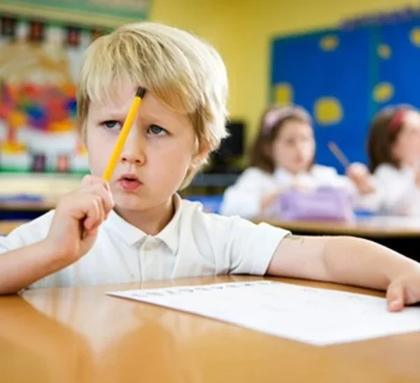 كيفية التعامل مع الطفل البطيء في التعلم